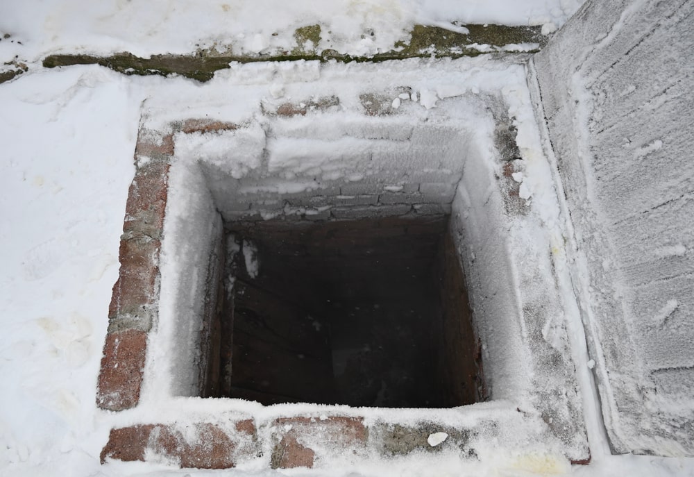 frozen-septic-tank-in-the-winter
